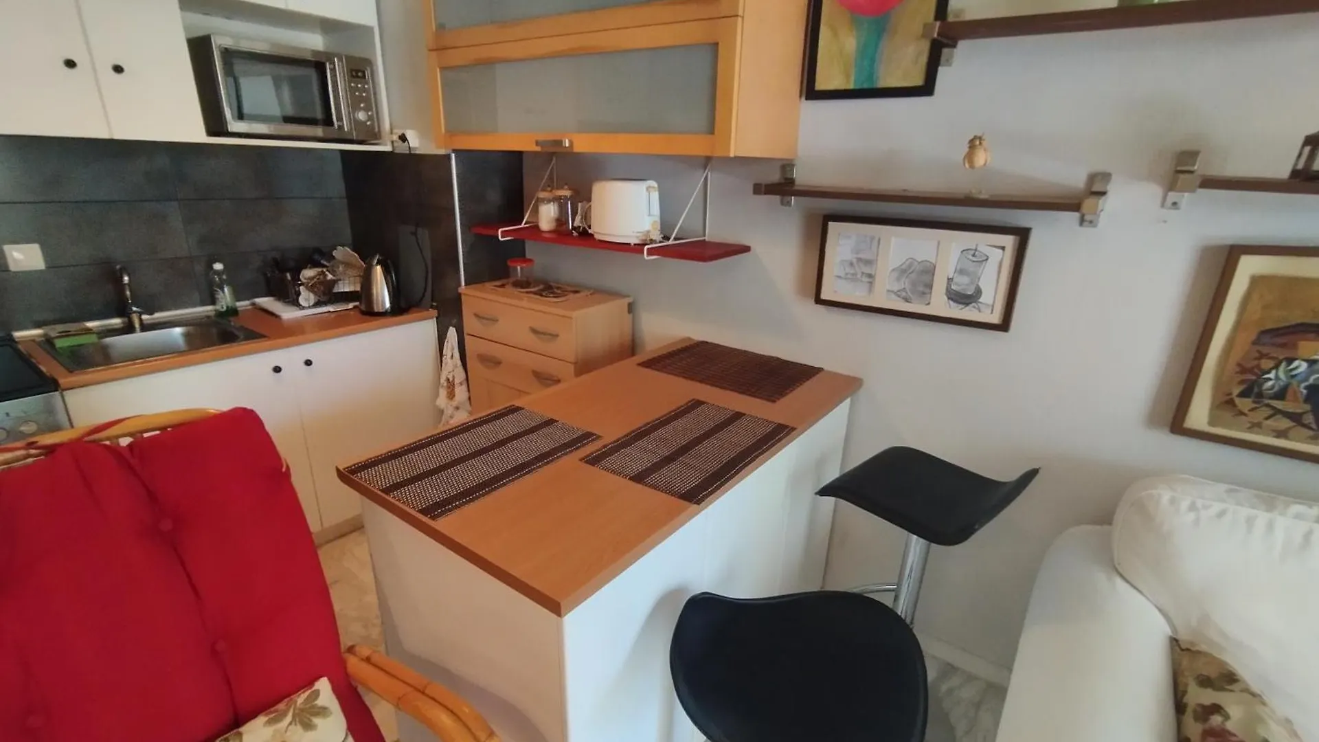 Yourhomeinperaia اليونان